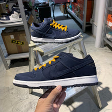 Load image into Gallery viewer, SAMPLE DS 2012' Nike Dunk Low Pro SB LEVIS Unreleased colorway