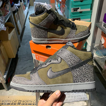 Load image into Gallery viewer, DS 2004&#39; Nike Dunk High PREMIUM SABLE GREEN SAFARI