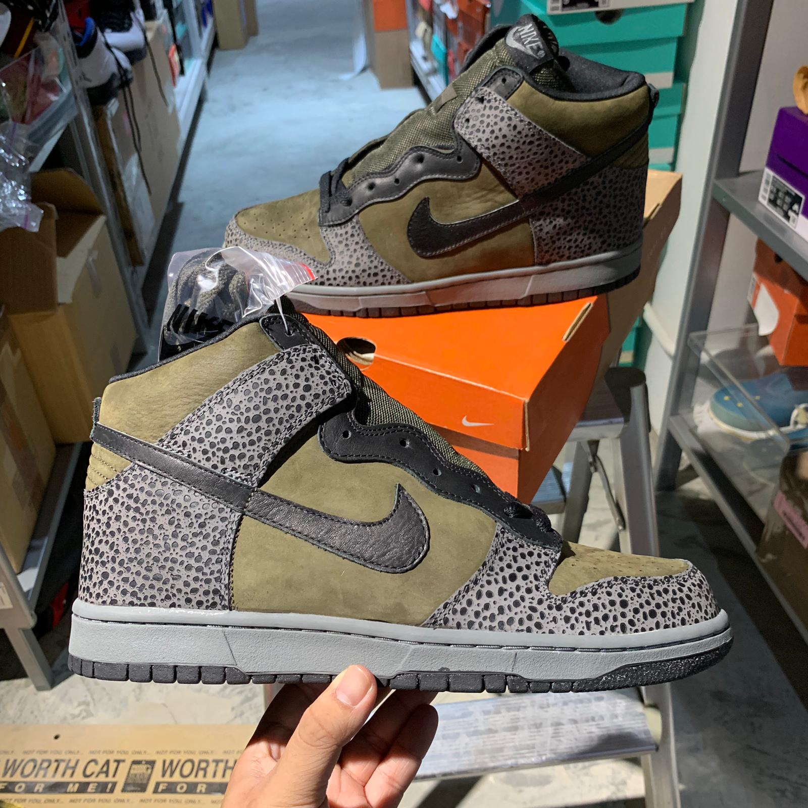 DS 2004' Nike Dunk High PREMIUM SABLE GREEN SAFARI – SoleAddicttUNDS