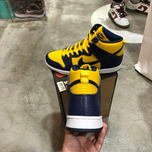 Load image into Gallery viewer, DS 1999&#39; Nike Dunk High LE MIDNIGHT NAVY VARSITY MAIZE