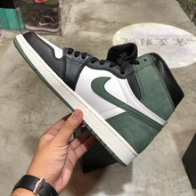 Load image into Gallery viewer, DS 2018&#39; Nike Air Jordan 1s Clay Green