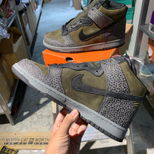 Load image into Gallery viewer, DS 2004&#39; Nike Dunk High PREMIUM SABLE GREEN SAFARI