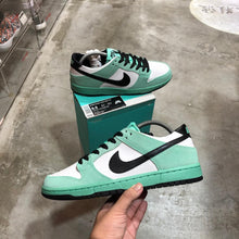 Load image into Gallery viewer, DS 2016&#39; Nike Dunk Low Pro SB SEA CRYSTAL