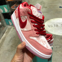 Load image into Gallery viewer, DS 2020&#39; Nike Dunk Low Pro SB STRANGE LOVE