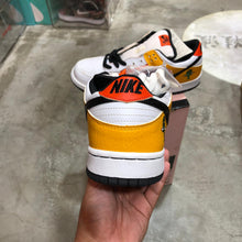 Load image into Gallery viewer, DS 2005&#39; Nike Dunk Low Pro SB RAYGUN HOME