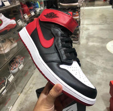 Load image into Gallery viewer, DS 2019&#39; Nike Air Jordan 1s FLYEASE Bred White Toe